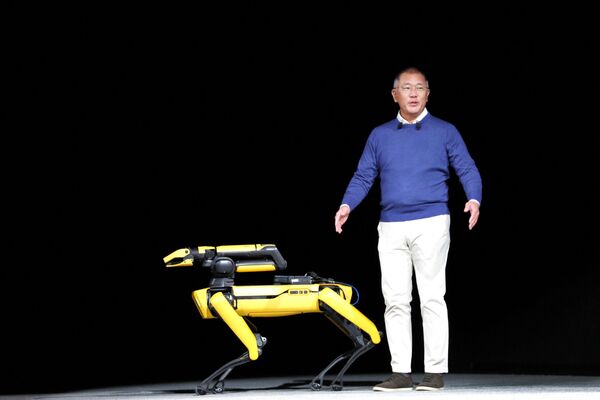 韓國現代汽車集團執行主席鄭義宣(Euisun Chung)在拉斯維加斯消費電子展CES2022上與Boston Dynamics公司的Spot機器人。 - 俄羅斯衛星通訊社