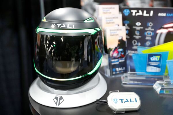 在拉斯維加斯消費電子展CES2022的CES Unveiled展示活動期間，Tali公司帶有緊急情況警報器的智能摩托車頭盔。 - 俄羅斯衛星通訊社