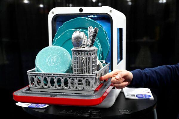 拉斯維加斯消費電子展CES2022的Daan Technologies展台展出的自帶水箱的超緊湊型洗碗機Bob。 - 俄羅斯衛星通訊社