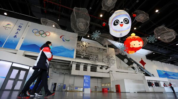 Волонтеры у Главного пресс-центра перед зимними Олимпийскими играми 2022 года в Пекине - 俄罗斯卫星通讯社