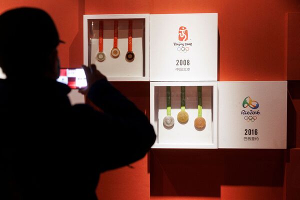 一位北京市民在首都博物馆拍摄2008年北京夏季奥运会奖牌。 - 俄罗斯卫星通讯社
