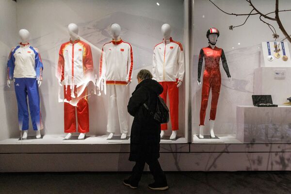 一位北京市民在首都博物馆参观中国队队服。 - 俄罗斯卫星通讯社
