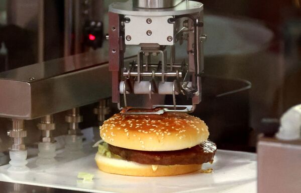 2022年北京冬奥会主新闻中心的智能厨师制作汉堡食品。 - 俄罗斯卫星通讯社