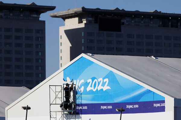 北京冬奥会工作人员正在悬挂装饰海报。 - 俄罗斯卫星通讯社