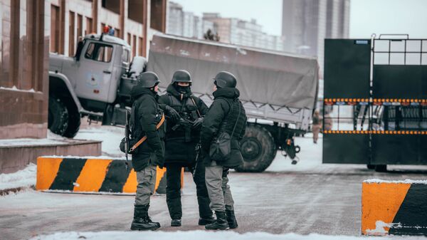 Сотрудники полиции дежурят на одной из улиц в Нур-Султане - 俄罗斯卫星通讯社