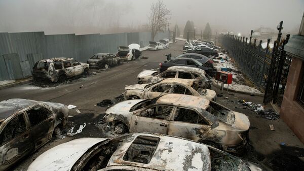Сгоревшие в результате беспорядков автомобили в Алматы - 俄罗斯卫星通讯社