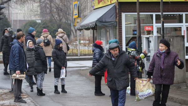 Люди возле банкомата после протестов, вызванных повышением цен на топливо, в Алматы - 俄罗斯卫星通讯社