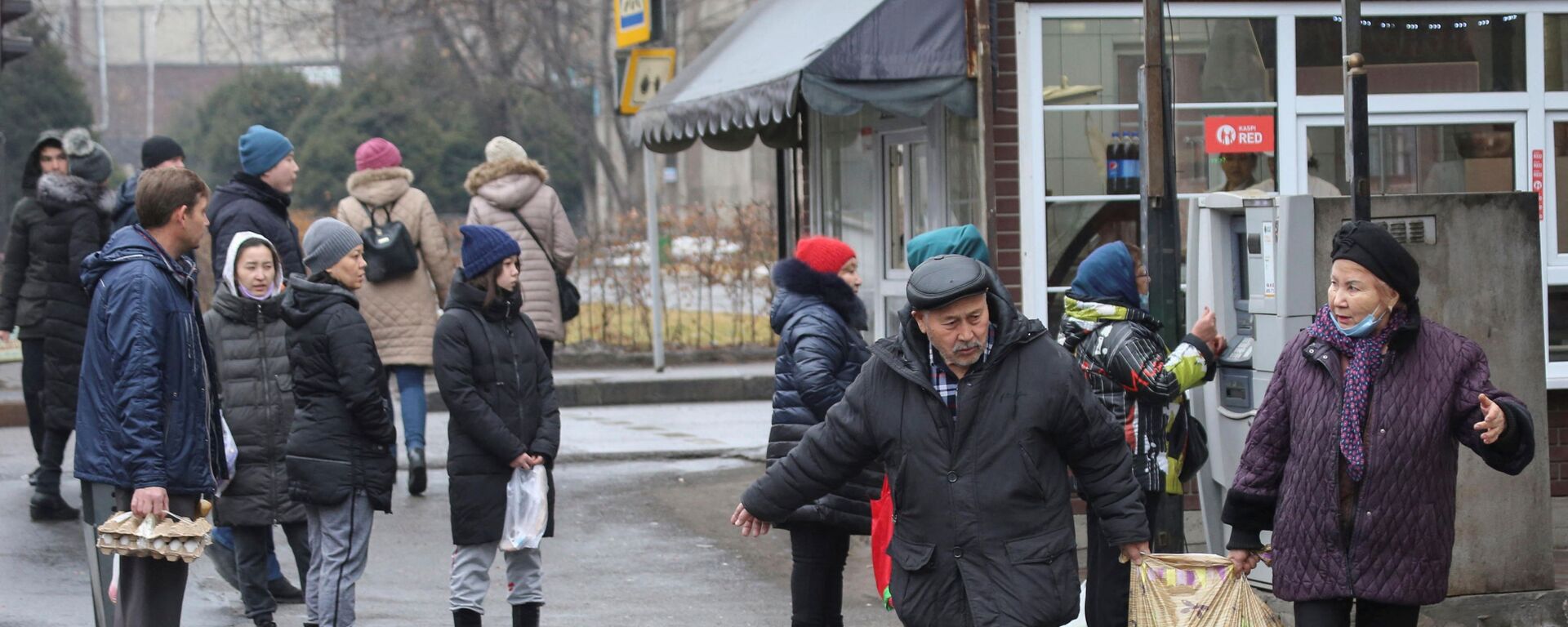 Люди возле банкомата после протестов, вызванных повышением цен на топливо, в Алматы - 俄罗斯卫星通讯社, 1920, 19.01.2022