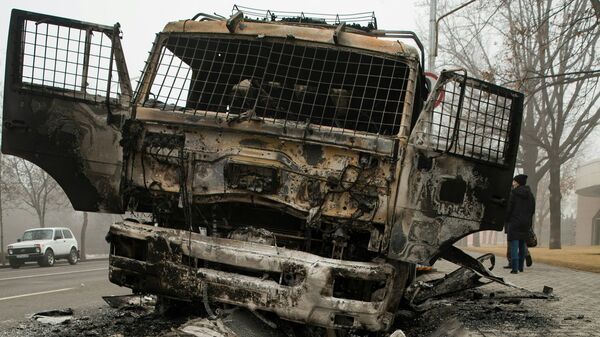 Сгоревший полицейский грузовик на улице в центре Алматы - 俄罗斯卫星通讯社