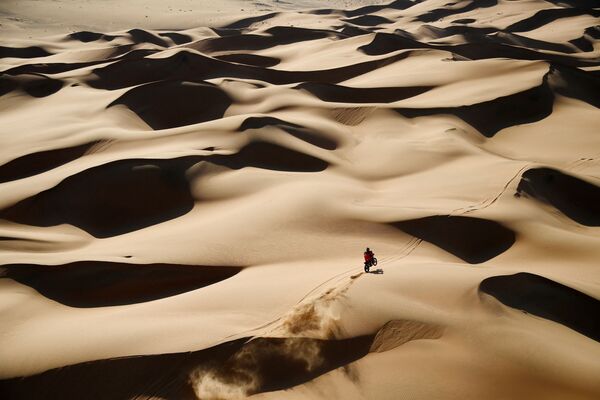 美国车手瑞奇·布拉贝克在沙漠中骑行。 - 俄罗斯卫星通讯社