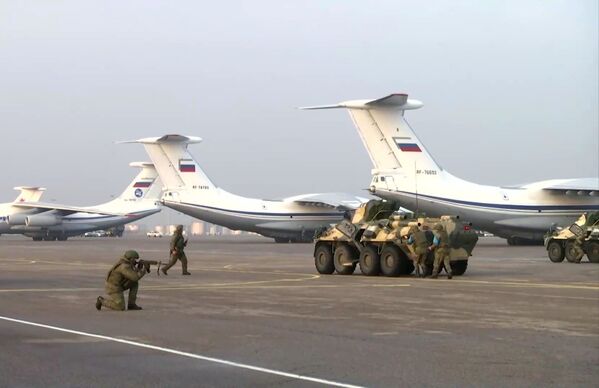 集安组织（集体安全条约组织）俄罗斯维和部队在阿尔玛·阿塔机场训练。 - 俄罗斯卫星通讯社