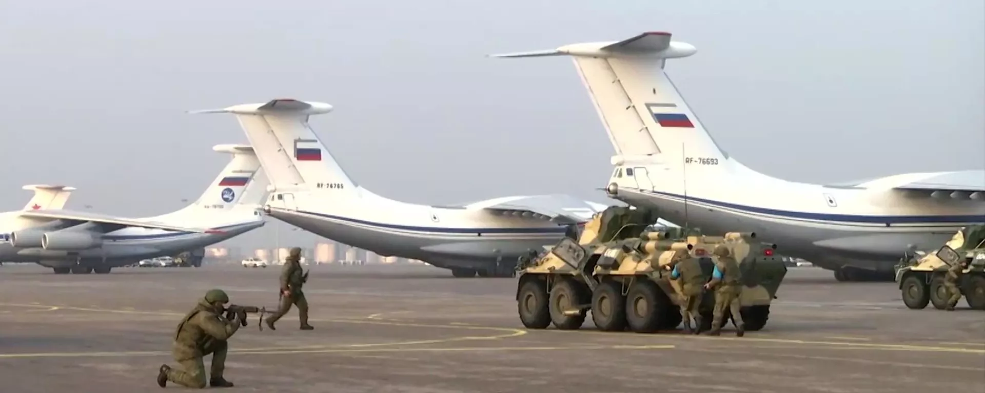 Тренировка подразделений российского контингента миротворческих сил ОДКБ на аэродроме в Алма-Ате - 俄羅斯衛星通訊社, 1920, 12.01.2022