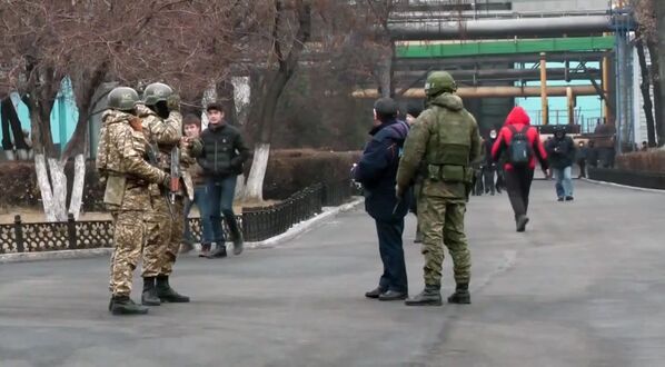 集安组织（集体安全条约组织）维和军事人员在哈萨克斯坦城市街道维护秩序。 - 俄罗斯卫星通讯社