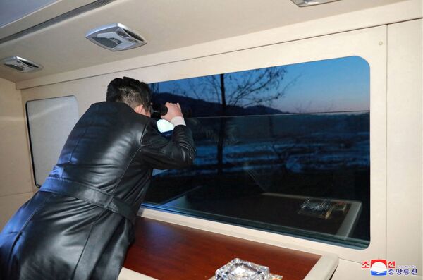 朝鲜领导人金正恩观看新型导弹试射。 - 俄罗斯卫星通讯社