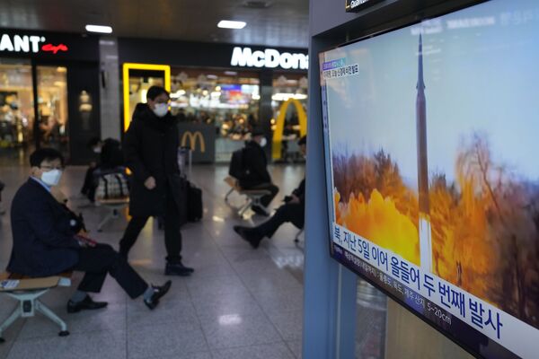 電視上播放朝鮮試射導彈的新聞。 - 俄羅斯衛星通訊社