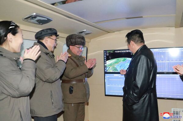 朝鮮領導人金正恩觀看新型導彈試射。 - 俄羅斯衛星通訊社