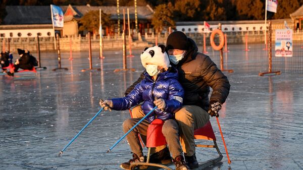 Люди катаются на замерзшем озере в Пекине  - 俄罗斯卫星通讯社