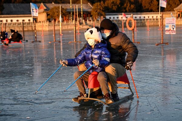 北京，人们在结冰的湖面上滑冰。 - 俄罗斯卫星通讯社