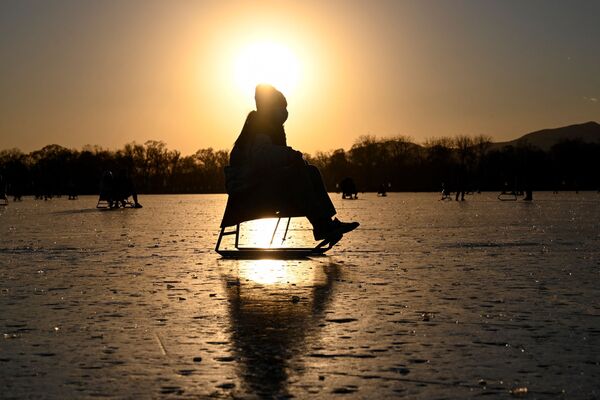 北京，人们在结冰的湖面上滑冰。 - 俄罗斯卫星通讯社