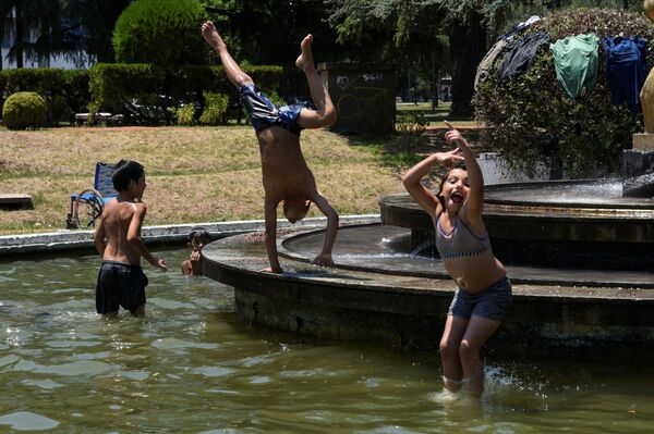 羅薩里奧，孩子們在噴泉里玩耍。 - 俄羅斯衛星通訊社