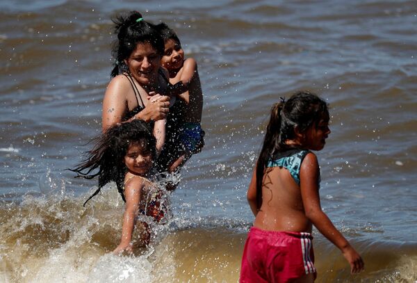 布宜诺斯艾利斯，人们在拉普拉塔河游泳。 - 俄罗斯卫星通讯社