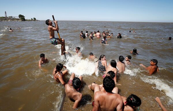 布宜诺斯艾利斯，人们在拉普拉塔河游泳。 - 俄罗斯卫星通讯社