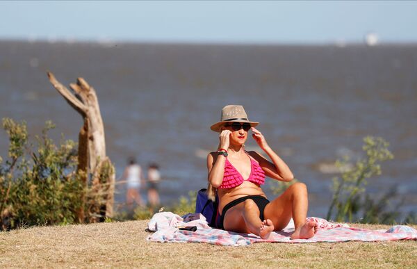 布宜诺斯艾利斯，一名女子在拉普拉塔河畔晒日光浴。 - 俄罗斯卫星通讯社