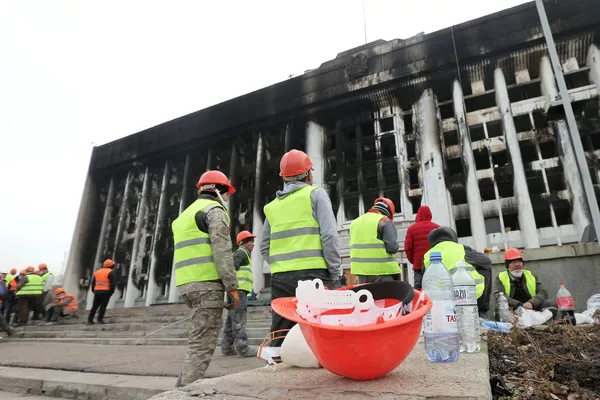Рабочие во время восстановительных работ пострадавшего от пожара здания Акимата в Алма-Ате