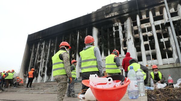 Рабочие во время восстановительных работ пострадавшего от пожара здания Акимата в Алма-Ате - 俄羅斯衛星通訊社
