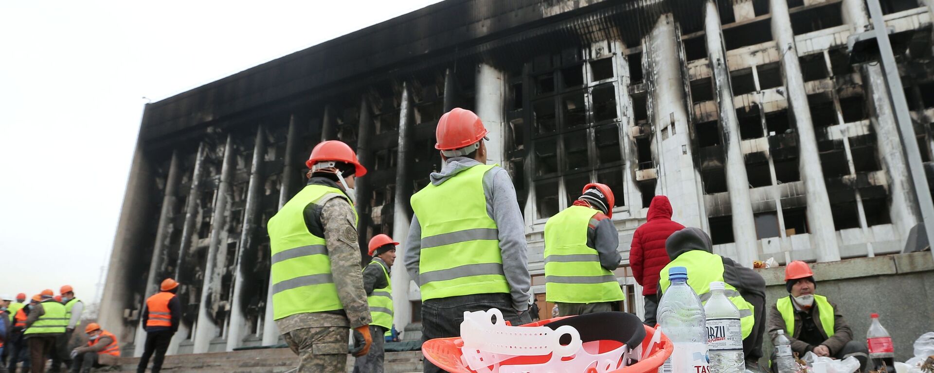Рабочие во время восстановительных работ пострадавшего от пожара здания Акимата в Алма-Ате - 俄羅斯衛星通訊社, 1920, 14.01.2022