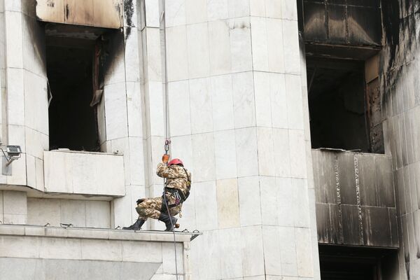 阿拉木图，一个工人正在修复被大火烧毁的阿基马特大楼 - 俄罗斯卫星通讯社