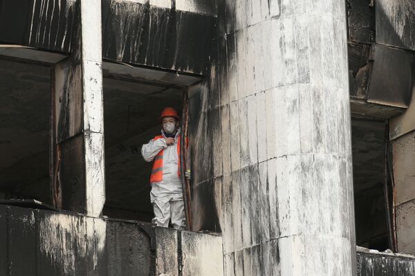 阿拉木图，一个工人正在修复被大火烧毁的阿基马特大楼（地方政府）。 - 俄罗斯卫星通讯社