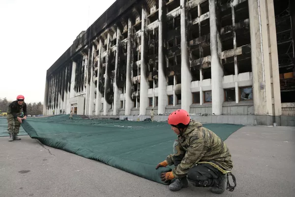 阿拉木图，工人们正在修复被大火烧毁的阿基马特大楼（地方政府）。 - 俄罗斯卫星通讯社