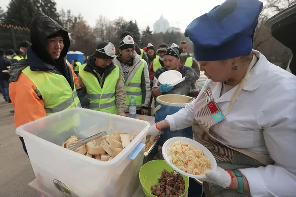 阿拉木图，修复被大火烧毁的阿基马特大楼（地方政府）的工人们正在吃午餐。 - 俄罗斯卫星通讯社