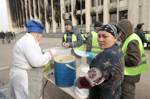 阿拉木图，修复被大火烧毁的阿基马特大楼（地方政府）的工人们正在吃午餐。 - 俄罗斯卫星通讯社