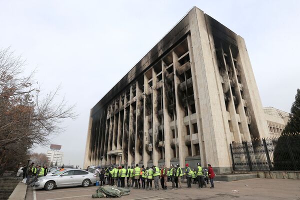 阿拉木圖，修復被大火燒毀的阿基馬特大樓（地方政府）的工人們正在吃午餐。 - 俄羅斯衛星通訊社