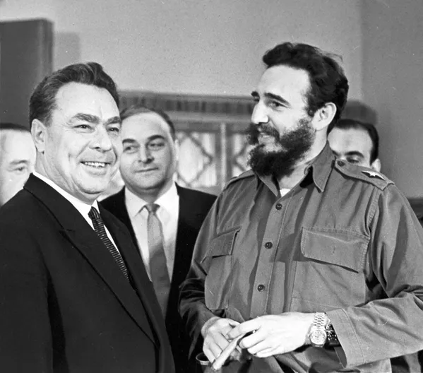 古巴共和国前总理菲德尔·卡斯特罗对前苏联进行正式访问。苏联最高苏维埃主席团主席勃列日涅夫和卡斯特罗（从左到右）在克里姆林宫举行会见。 - 俄罗斯卫星通讯社