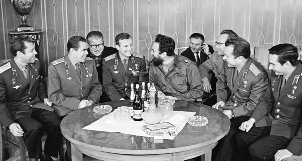古巴共和国前总理菲德尔·卡斯特罗对前苏联进行正式访问。他在克里姆林宫里会见前苏联宇航员。从左到右：格尔曼·季托夫、安德里安·尼古拉耶夫、前苏联驻古巴大使亚历山大·阿列克谢耶夫、尤里·加加林、菲德尔·卡斯特罗、外交官奥列格·达鲁森科夫、帕维尔·波波维奇、瓦列里·贝科夫斯基。 - 俄罗斯卫星通讯社