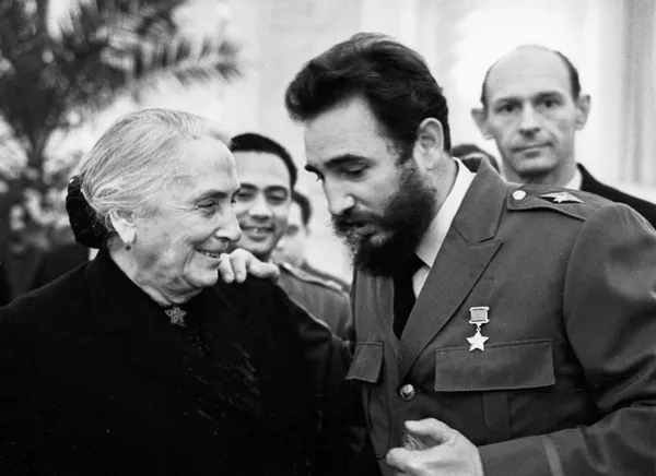 古巴共和国前总理菲德尔·卡斯特罗对前苏联进行正式访问。多洛雷斯·伊巴鲁里（左）和卡斯特罗（右）在克里姆林宫的招待会上。 - 俄罗斯卫星通讯社