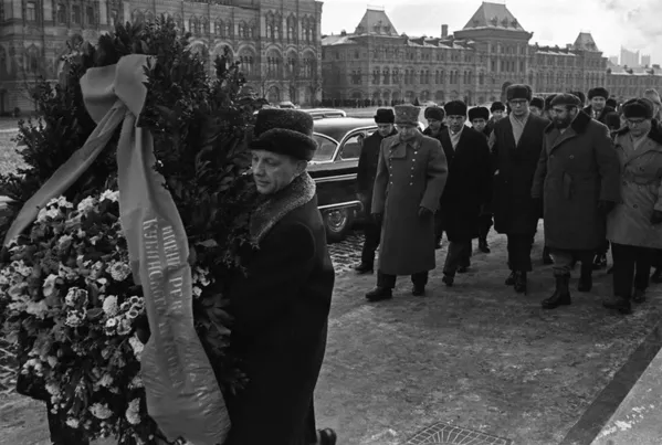 古巴共和国前总理、古巴革命领袖、古巴共产党中央委员会前第一书记菲德尔·卡斯特罗对前苏联进行正式访问。卡斯特罗（右二）和随行人员向红场的列宁墓敬献花圈。 - 俄罗斯卫星通讯社