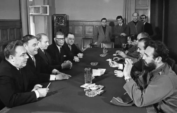 古巴共和国前总理、古巴革命领袖、古巴共产党中央委员会前第一书记菲德尔·卡斯特罗对前苏联进行正式访问。苏联最高苏维埃主席团主席勃列日涅夫（左）和卡斯特罗（右）在克里姆林宫举行会见。 - 俄罗斯卫星通讯社