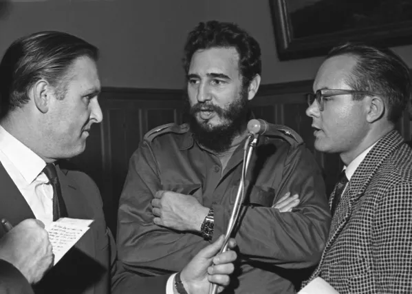 古巴共和国前总理、古巴革命领袖、古巴共产党中央委员会前第一书记菲德尔·卡斯特罗对前苏联进行正式访问。卡斯特罗（中）接受记者采访。 - 俄罗斯卫星通讯社