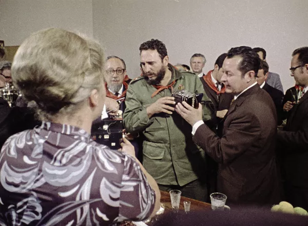 中央纪录电影制片厂拍摄、杰尔贝舍娃导演的纪录片《我们的客人菲德尔·卡斯特罗》（1972年）中的镜头。古巴共产党中央委员会前第一书记、古巴共和国前总理菲德尔·卡斯特罗对前苏联进行正式友好访问。卡斯特罗在莫斯科的苏共加加林区委员会。 - 俄罗斯卫星通讯社