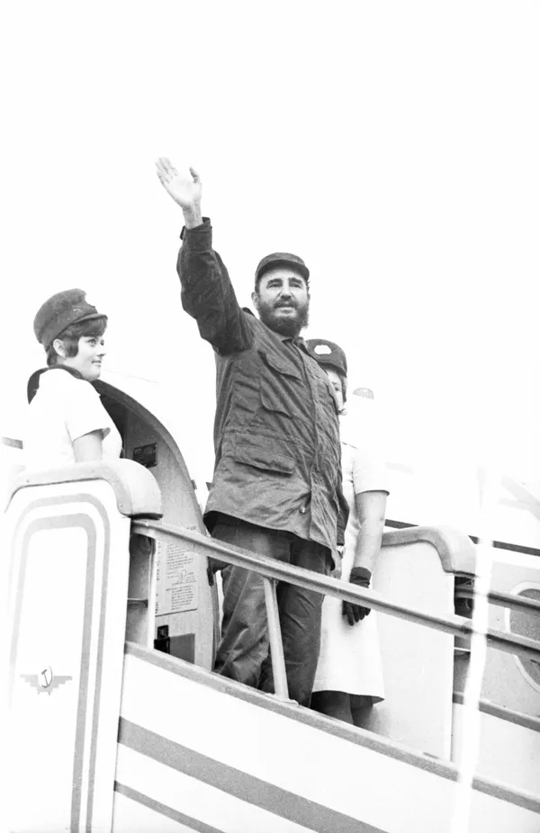 古巴共产党中央委员会前第一书记、古巴共和国前总理菲德尔·卡斯特罗在前苏联进行访问（1972年6月26日至7月5日）。结束对前苏联的正式访问后，菲德尔·卡斯特罗在飞机的舷梯上。 - 俄罗斯卫星通讯社