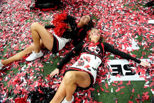 佐治亚大学斗牛犬队（Georgia Bulldogs）啦啦队的姑娘们在本队战胜阿拉巴马大学红潮队(Alabama Crimson Tide)后。 - 永利官网卫星通讯社