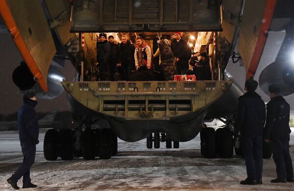 從哈薩克斯坦撤離的俄羅斯軍人乘坐伊爾-76軍用運輸機抵達契卡洛夫斯基機場。 - 俄羅斯衛星通訊社