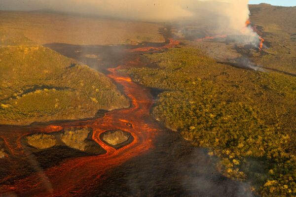 厄瓜多爾伊莎貝拉島沃爾夫火山噴發後熔岩溢出。 - 俄羅斯衛星通訊社