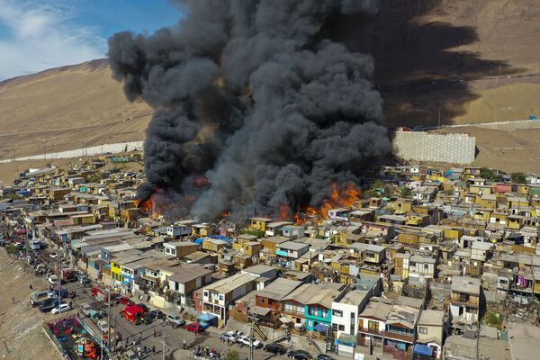 智利伊基克市燃燒的房屋。 - 俄羅斯衛星通訊社