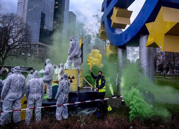 綠色和平組織和「考拉集體」的環保人士抗議歐盟對核能的「綠色偽裝」。。 - 俄羅斯衛星通訊社