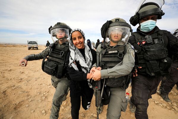 以色列南部內蓋夫沙漠的Save al-Atrash村，以色列安全部隊在抗議砍伐森林活動期間拘留了一名貝都英婦女。 - 俄羅斯衛星通訊社